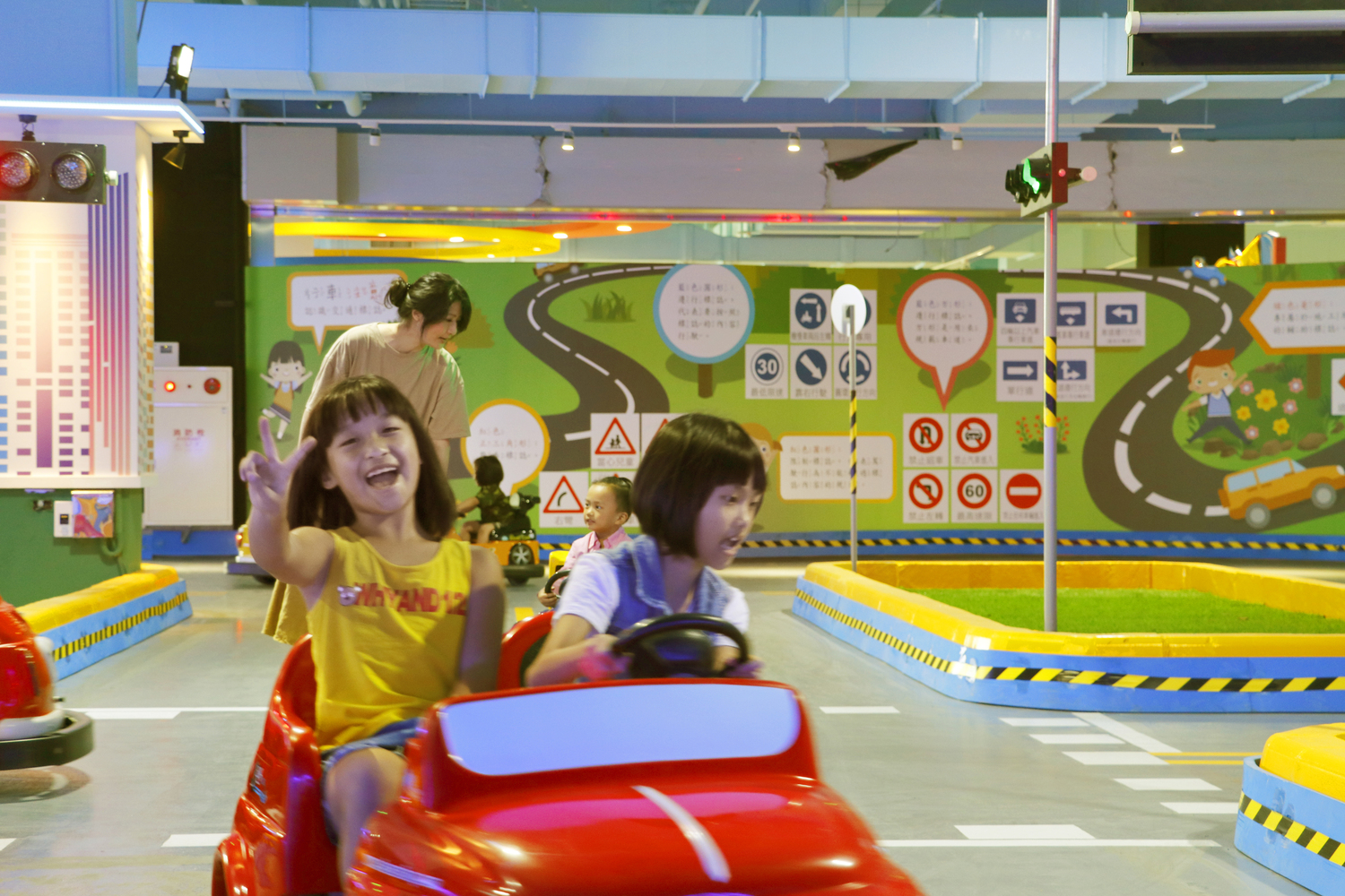 即將啟用的「小小駕訓班」適合3至8歲的孩童,由中華車會所派駐的專業講師,結合FIA「Golden Rules」道安教材,以情境式體驗方式,帶領孩子實際模擬練習「紅燈停、綠燈行」等交通安.jpg 即將啟用的「小小駕訓班」適合3至8歲的孩童,由中華車會所派駐的專業講師,結合FIA「Golden Rules」道安教材,以情境式體驗方式,帶領孩子實際模擬練習「紅燈停、綠燈行」等交通安.jpg