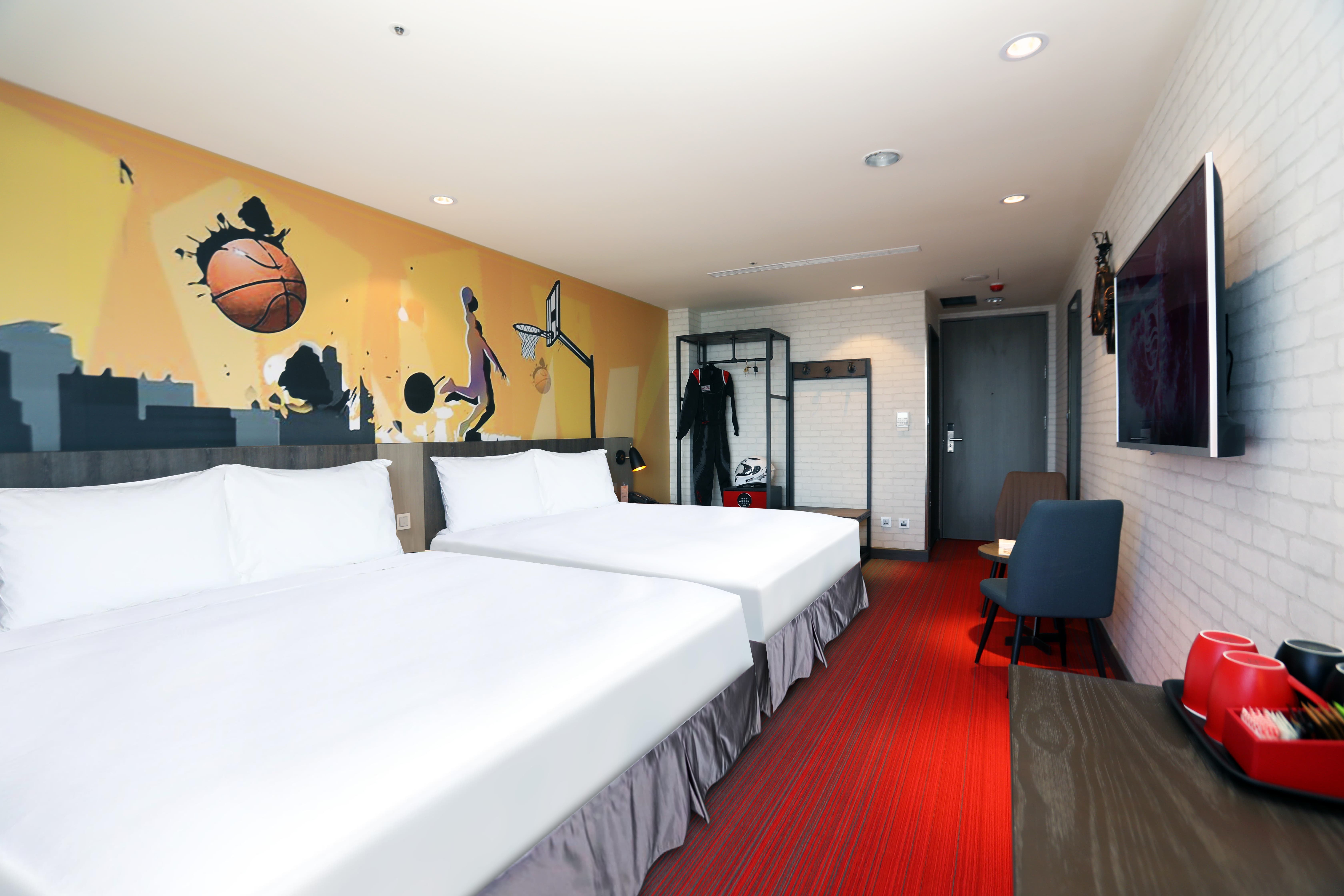 05 極限客房(2大床)，旅店設計風格以賽車及運動風呈現。.jpg